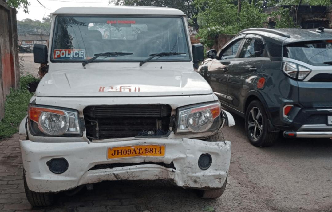 बोकारो :  गश्ती वाहन से टकराई तेज रफ्तार कार, चार घायल, तीन गंभीर