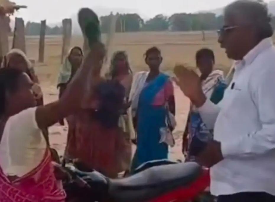 गुमला :  जमीन मापी करने पहुंची अंचल टीम पर हमला, राजस्व कर्मी को चप्पल से पीटा!