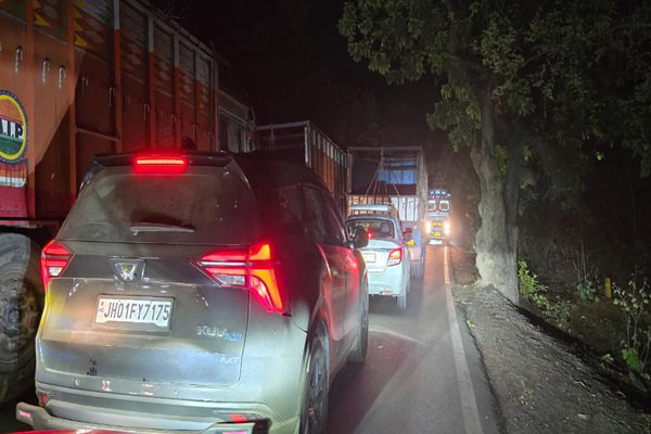 चतरा : NH-22 पर ट्रक चालकों की मनमानी से रोज लग रहा जाम, सिस्टम बना मूकदर्शक!