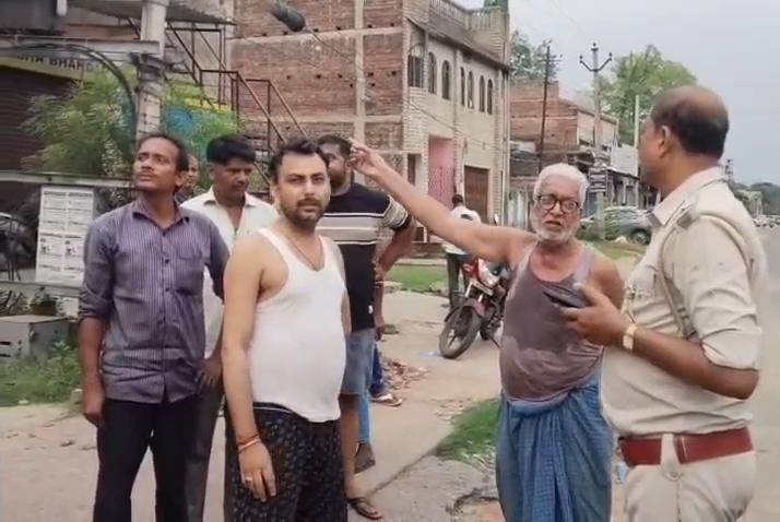 Dhanbad News :  निरसा में पीजी लॉज में चल रहा था देह व्यापार, रेड से पहले युवक-युवतियां व संचालक फरार