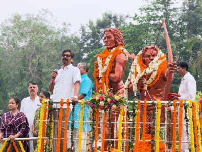 हूल दिवस :  CM हेमंत ने वीर शहीदों को किया नमन, कहा— क्रांति की चिंगारी कभी नहीं बुझती