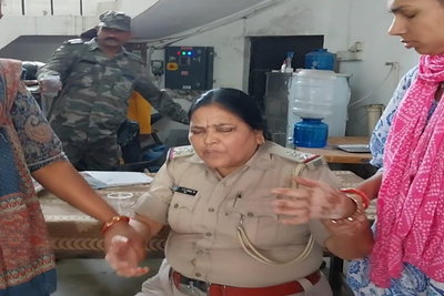 Khunti :  ACB की कार्रवाई, अहतु थाना प्रभारी 50 हजार रिश्वत लेते रंगे हाथ गिरफ्तार