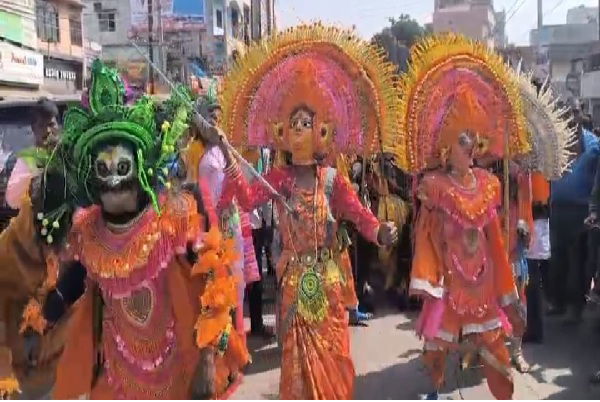 कला संगम की रंग यात्रा से गिरिडीह की सड़कें गुलजार, विभिन्न राज्यों के कलाकारों ने बिखेरी सांस्कृतिक छटा