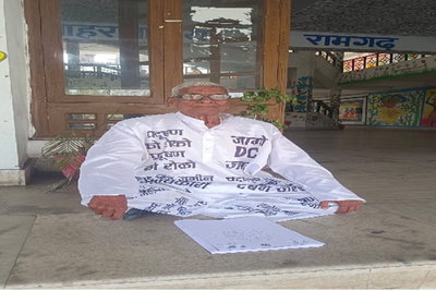 रामगढ़ :  प्रदूषण और  कैसर ए हिंद जमीन लूट के विरोध में पूर्व विधायक का अनोखा धरना