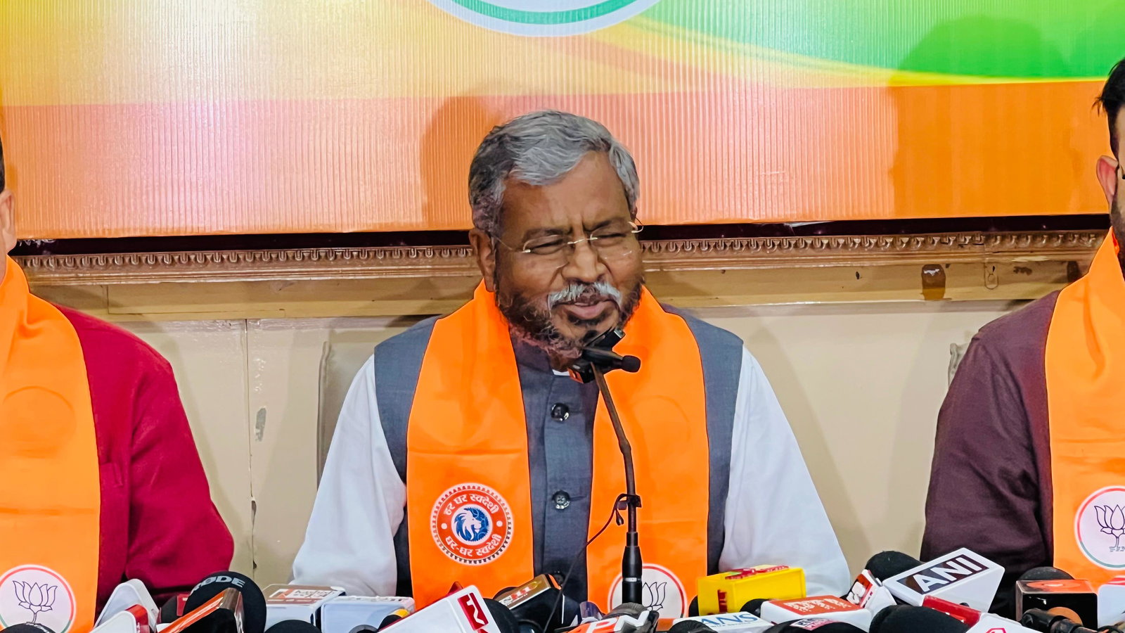 बाबूलाल ने शराब घोटाले की CBI जांच की मांग की, राज्यपाल को सौंपा ज्ञापन