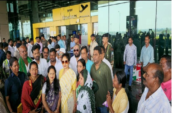 असम चुनाव प्रचार में जा रहीं कल्पना सोरेन का देवघर एयरपोर्ट पर जोरदार स्वागत