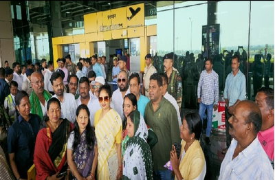 असम चुनाव प्रचार में जा रहीं कल्पना सोरेन का देवघर एयरपोर्ट पर जोरदार स्वागत