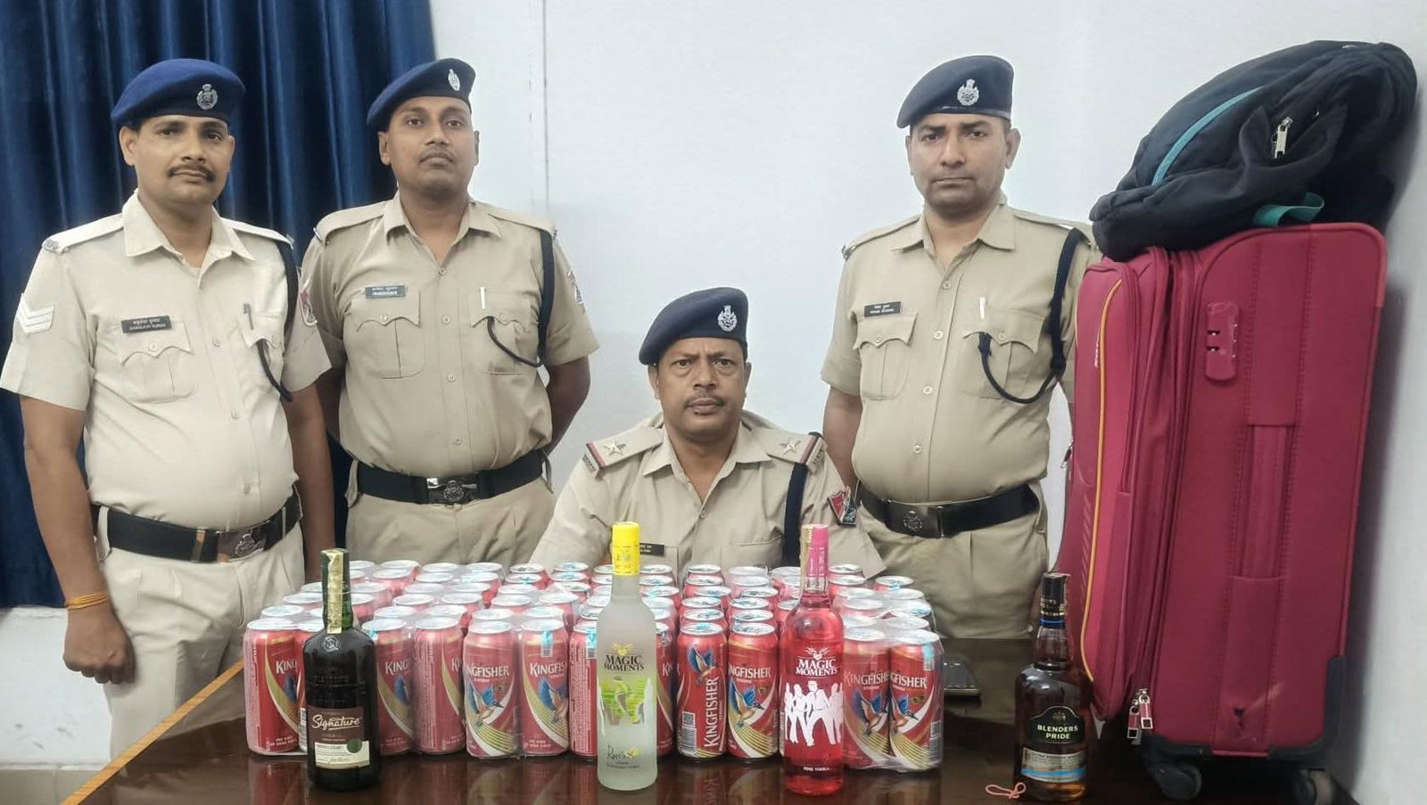 गंगा-दामोदर एक्सप्रेस के पास लावारिस बैग से विदेशी शराब और बीयर बरामद