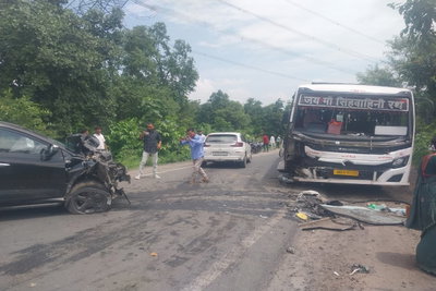 चतरा-डोभी NH-22 पर  कार व यात्री बस में टक्कर, 12 से अधिक लोग घायल