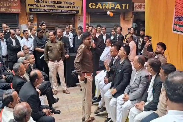 धनबाद: अधिवक्ताओं का हड़ताल छठे दिन भी जारी, कोर्ट परिसर में 6 फीट का रास्ता बनाने का काम शुरू