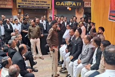 धनबाद: अधिवक्ताओं का हड़ताल छठे दिन भी जारी, कोर्ट परिसर में 6 फीट का रास्ता बनाने का काम शुरू