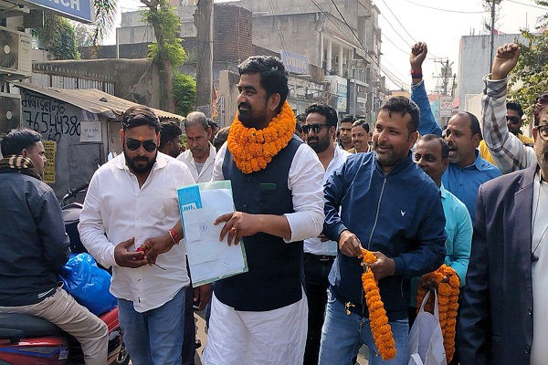 गिरिडीह: नगर निगम चुनाव, वार्ड नंबर-16 से सुमित कुमार ने दाखिल किया नामांकन