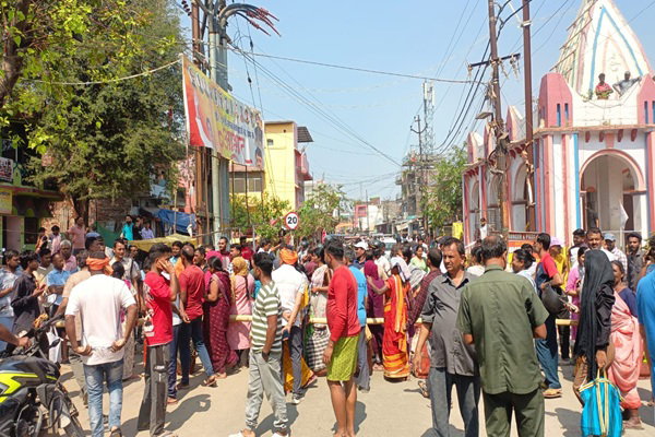 रांची के चुटिया में सिलेंडर नहीं मिलने से फूटा उपभोक्ताओं का गुस्सा, बांस-बली लगाकर सड़क जाम की