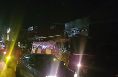 धनबाद :  बंद मार्बल दुकान में भीषण आग, शटर तोड़ दमकल ने पाया काबू