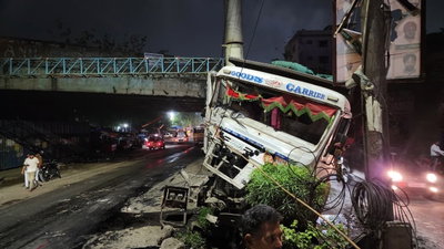 Jamsedpur News :  कार को बचाने के चक्कर में फ्लाई ऐश लदा हाईवा टावर पोल से टकरा डिवाइडर पर चढ़ा