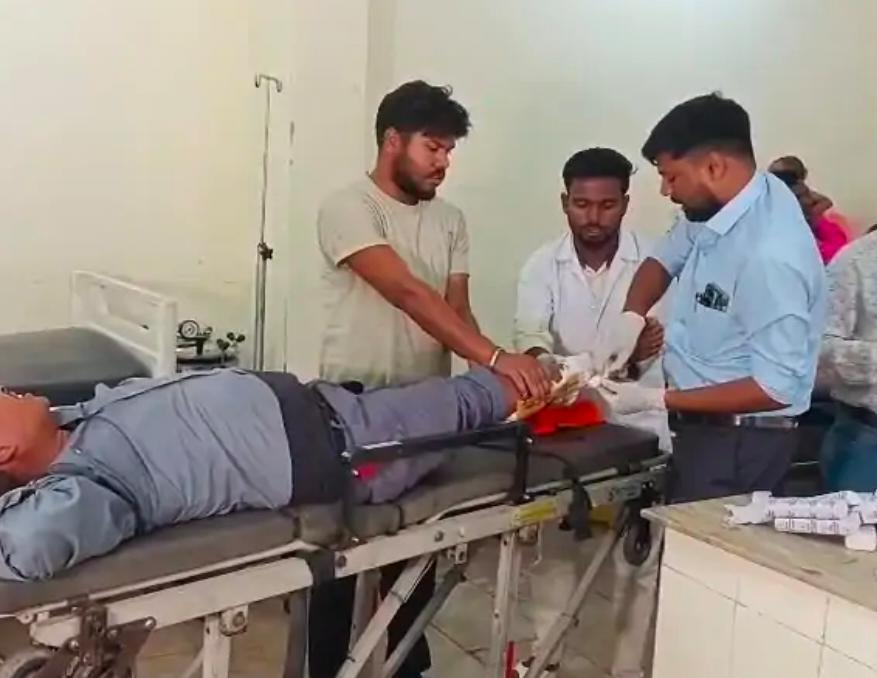 Chatra News :  छठी समारोह से लौट रही सवारी गाड़ी पलटी, 20 घायल, 6 की हालत गंभीर