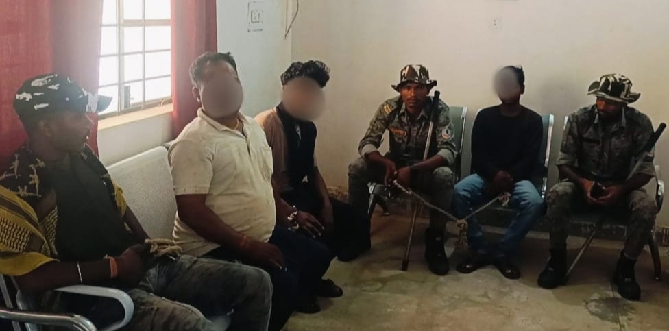 Palamu News :  जोतांग जंगल के पास से अवैध लकड़ी लदा टेंपो जब्त, वन विभाग ने तीन तस्कर को दबोचा
