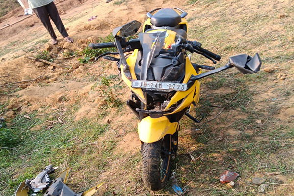Ramgarh News :  जन्मदिन मनाकर लौट रहे दो दोस्तों की सड़क हादसे में मौत