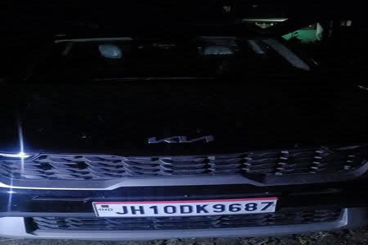 Dhanbad :  रील के चक्कर में हाईवे पर जानलेवा स्टंट, पुलिस ने 3 कारें जब्त की, 7 युवक हिरासत में