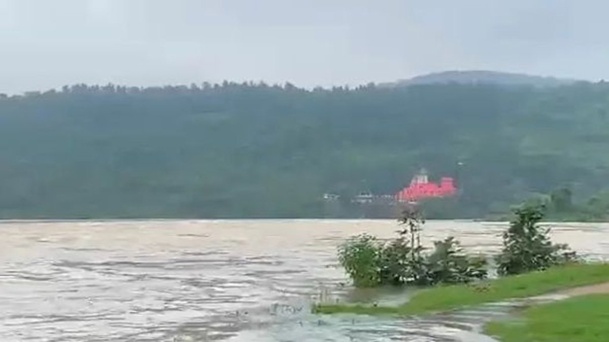 सुवर्णरेखा नदी का जलस्तर बढ़ने से जयदा मंदिर की पुलिया डूबी, पुजारी समेत कई फंसे