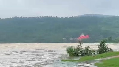 सुवर्णरेखा नदी का जलस्तर बढ़ने से जयदा मंदिर की पुलिया डूबी, पुजारी समेत कई फंसे