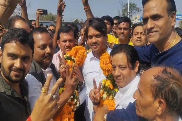 धनबाद नगर निगम चुनाव में सियासी पारा चढ़ा,  पूर्व विधायक संजीव सिंह  ने दाखिल किया नामांकन