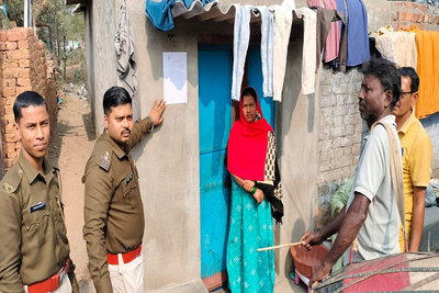 भुरकुंडा पुलिस: वारंटियों के घर चिपकाया गया नोटिस, 5 साल से चल रहा फरार