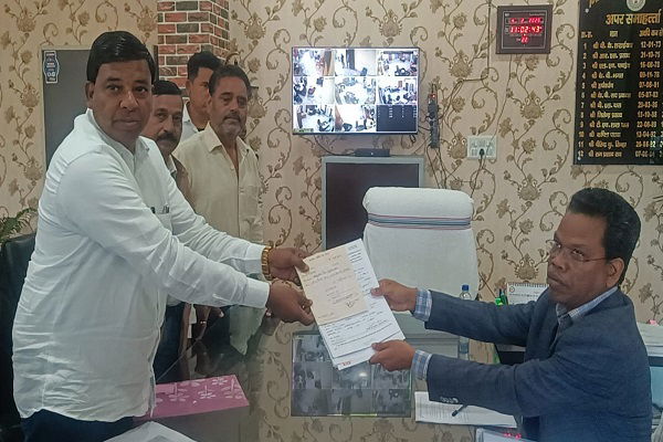 गिरिडीह नगर निगम चुनाव: मेयर पद के लिए अर्जुन बैठा ने किया नामांकन