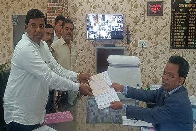 गिरिडीह नगर निगम चुनाव: मेयर पद के लिए अर्जुन बैठा ने किया नामांकन