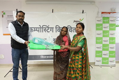 पतरातू में जिंदल फाउंडेशन ने किसानों के बीच बांटे वर्मी कम्पोस्टिंग किट, प्राकृतिक खेती को बढ़ावा