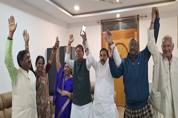 झामुमो नेता जुगल किशोर चन्द्रवंशी ने प्रेसवार्ता कर मेयर प्रत्याशी पूनम सिंह को दिया समर्थन