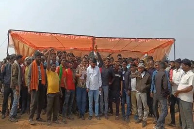 लातेहार: नौकरी व मुआवजे की मांग को लेकर विस्थापित रैयतों का 32वें दिन भी धरना जारी