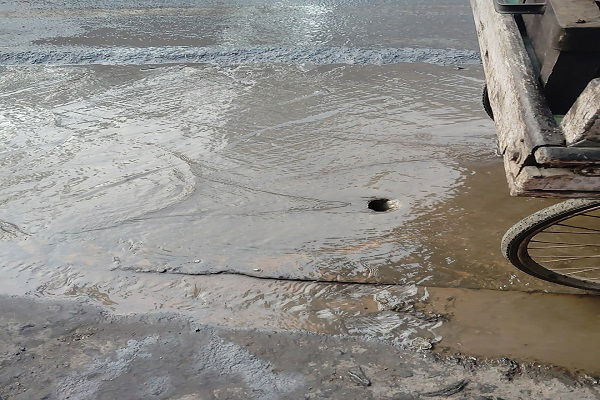 रांची: उपायुक्त कार्यालय के मुख्य गेट के पास सड़कों पर बहता सप्लाई वाटर, जिम्मेदारों ने फेरी आंखें