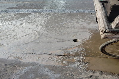 रांची: उपायुक्त कार्यालय के मुख्य गेट के पास सड़कों पर बहता सप्लाई वाटर, जिम्मेदारों ने फेरी आंखें