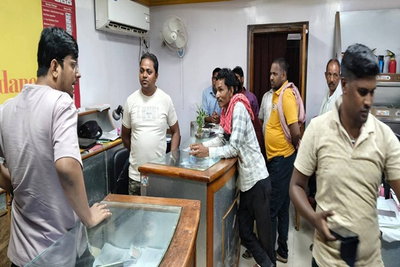 देवघर :   मां तारा गैस एजेंसी में SDO-CO का  औचक निरीक्षण, आपूर्ति में अनियमितताएं उजागर