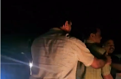 केरल चुनाव :   शशि थरूर के काफिले पर हमला, गनमैन घायल, FIR