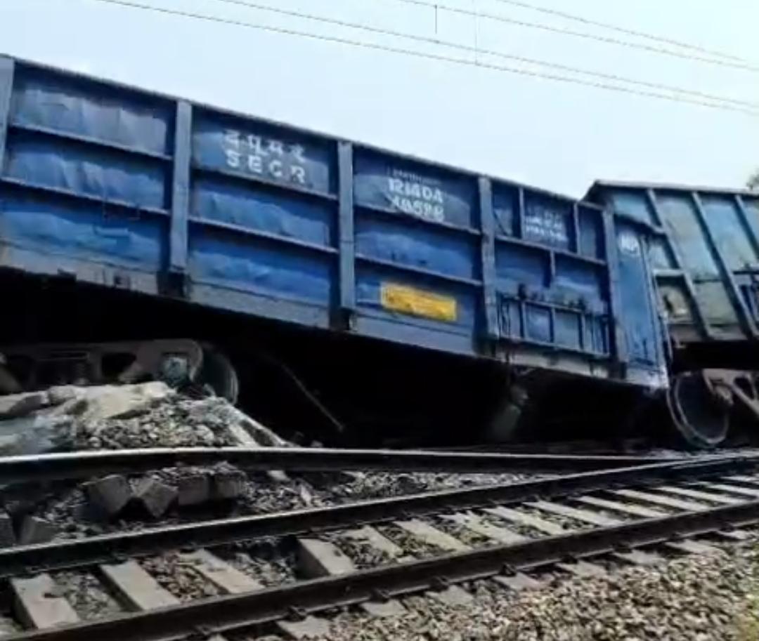 Palamu News : राजहरा स्टेशन पर मालगाड़ी की बोगियां बेपटरी,परिचालन बाधित