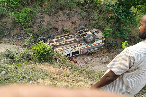 Latehar: बारात छोड़ कर लौट रही गाड़ी खाई में गिरी, चालक सुरक्षित