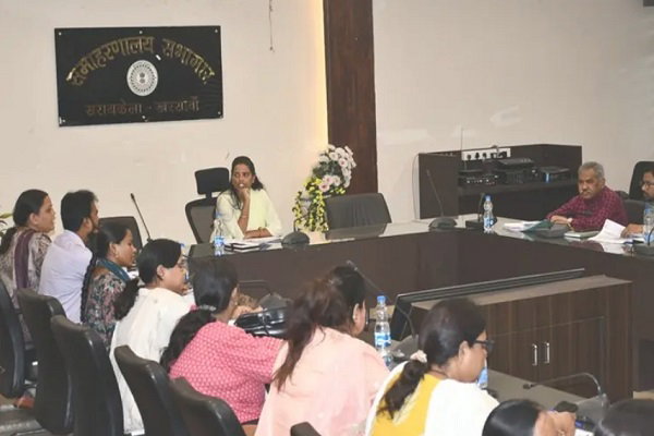 Saraikela: आकांक्षी प्रखंडों की समीक्षा बैठक, DDC ने शिक्षा और स्वास्थ्य सेवाओं को मजबूत करने का दिया निर्देश