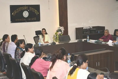 Saraikela: आकांक्षी प्रखंडों की समीक्षा बैठक, DDC ने शिक्षा और स्वास्थ्य सेवाओं को मजबूत करने का दिया निर्देश