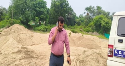 Saraikela : चांडिल SDO का चौका के दो बालू स्टॉक यार्डों में औचक निरीक्षण, दस्तावेजों की जांच की