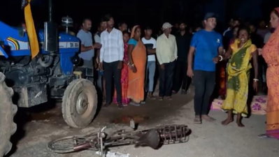 Giridih News :  महतोडीह में अवैध बालू लदे ट्रैक्टर की चपेट में आकर मजदूर की मौत, ग्रामीण आक्रोशित