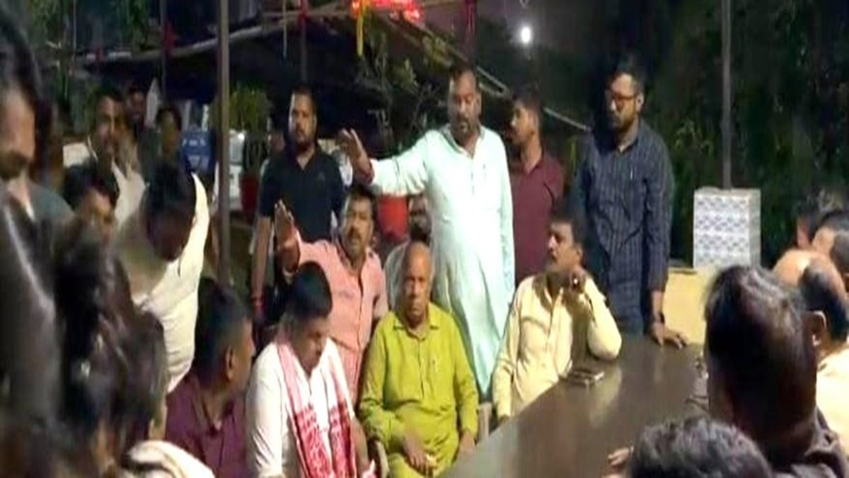 नाबालिग से छेड़खानी : पचंबा थाना में भाजपा-आजसू का हंगामा, DSP के आश्वासन के बाद मामला हुआ शांत