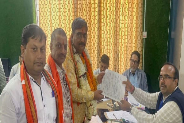 गिरिडीह : वार्ड 16 से पार्षद पद के प्रत्याशी संदीप डंगाइच ने किया नामांकन