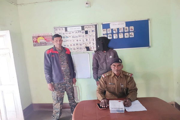 देवघर: डकाय जंगल से साइबर ठग गिरफ्तार, फर्जी कस्टमर केयर बनकर करता था ठगी