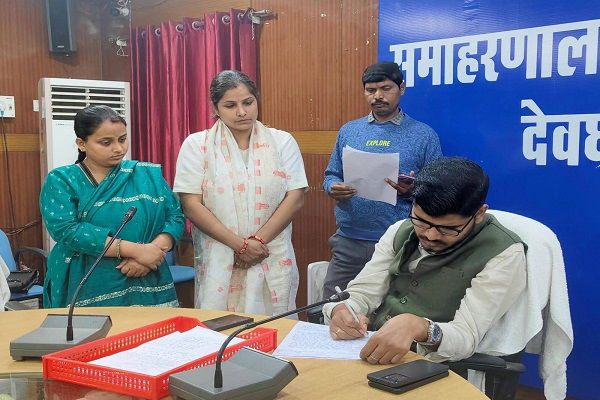 देवघर: जनता दरबार में उप विकास आयुक्त ने सुनी लोगों की समस्याएं, त्वरित समाधान के दिए निर्देश