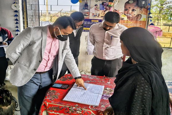 गोविंदपुर आंगनबाड़ी केंद्र का उप विकास आयुक्त ने किया निरीक्षण, मॉडल केंद्र बनाने के दिए निर्देश