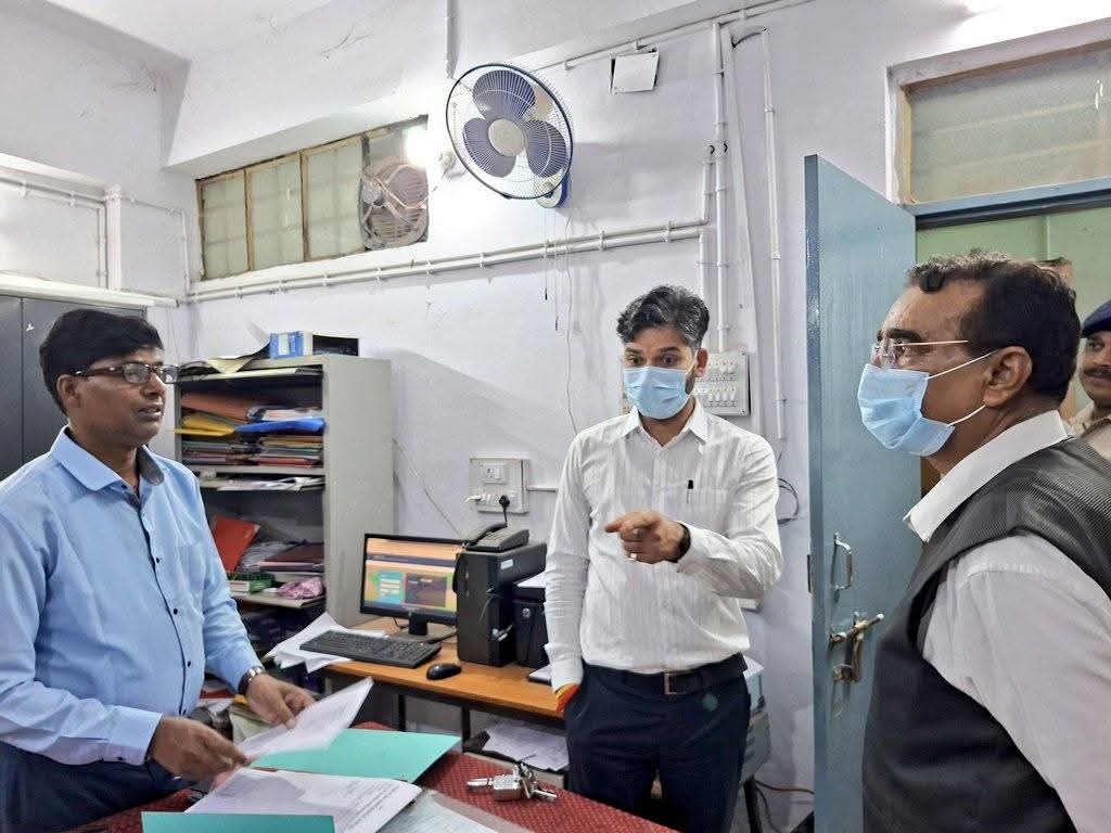 Jamtara News : सदर अस्पताल की अव्यवस्था देख भड़के DC, सुधार के लिए 5 दिन की दी मोहलत