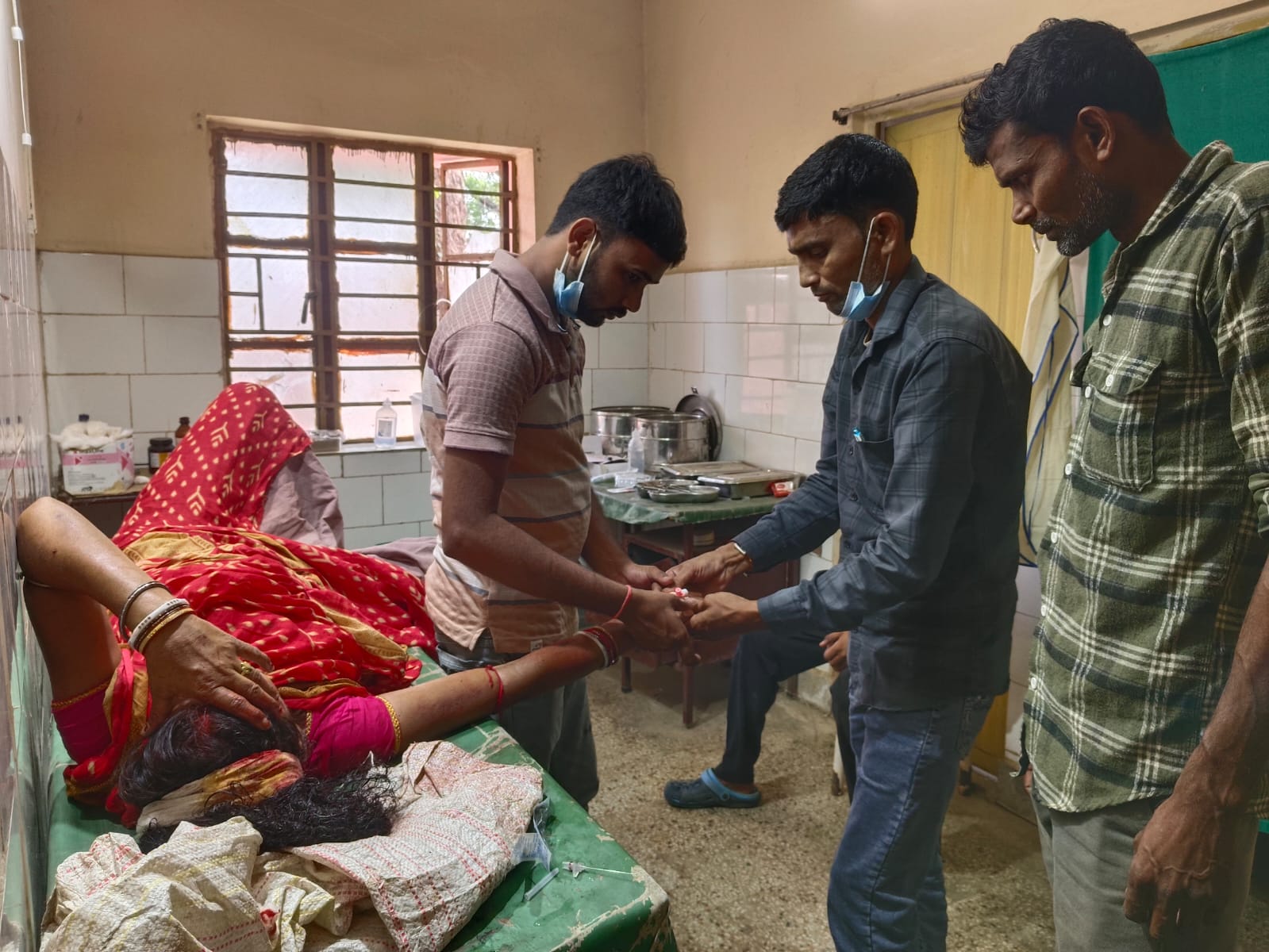 Jamtara News :  बांसपहाड़ी में ट्रक की टक्कर से दो घायल, महिला रेफर