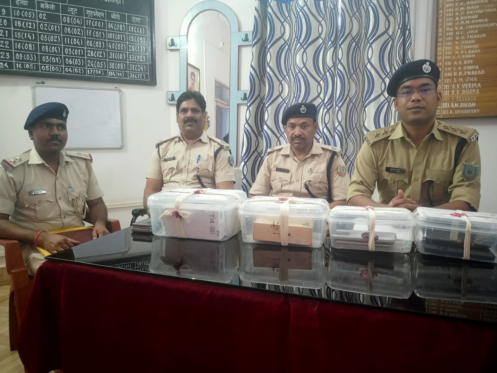 Jamtara News :  मोबाइल चोरी कांड में नाबालिग गिरफ्तार, चोरी के 8  मोबाइल भी बरामद